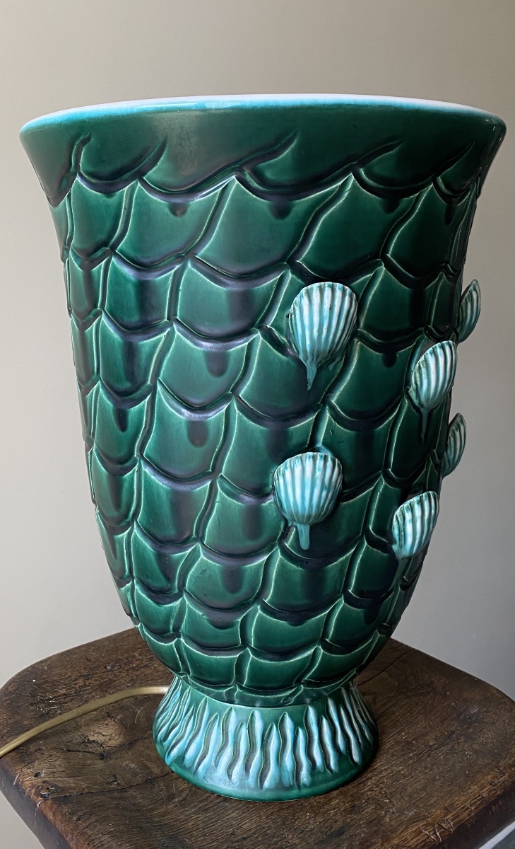 Lampe vasque en céramique émaillée verte et blanche milieu XXème. Décor coquillages et vagues. -photo-3