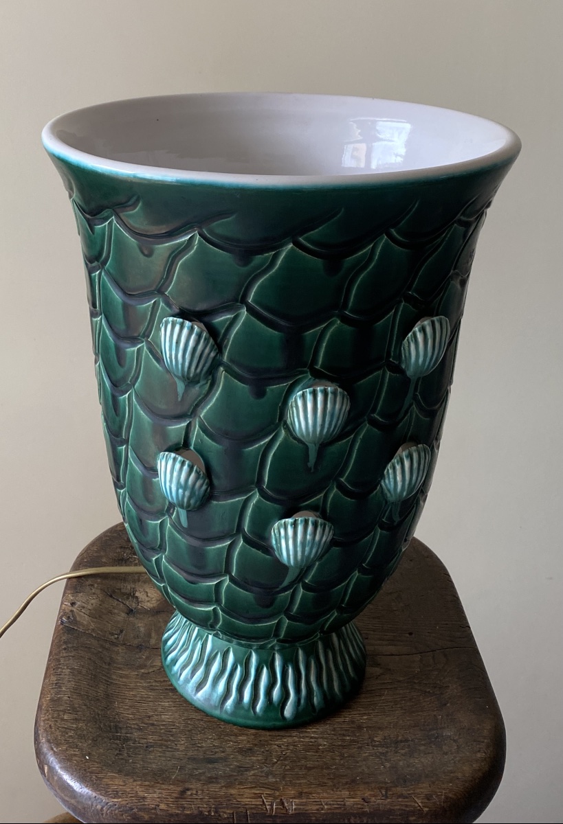 Lampe vasque en céramique émaillée verte et blanche milieu XXème. Décor coquillages et vagues. -photo-2