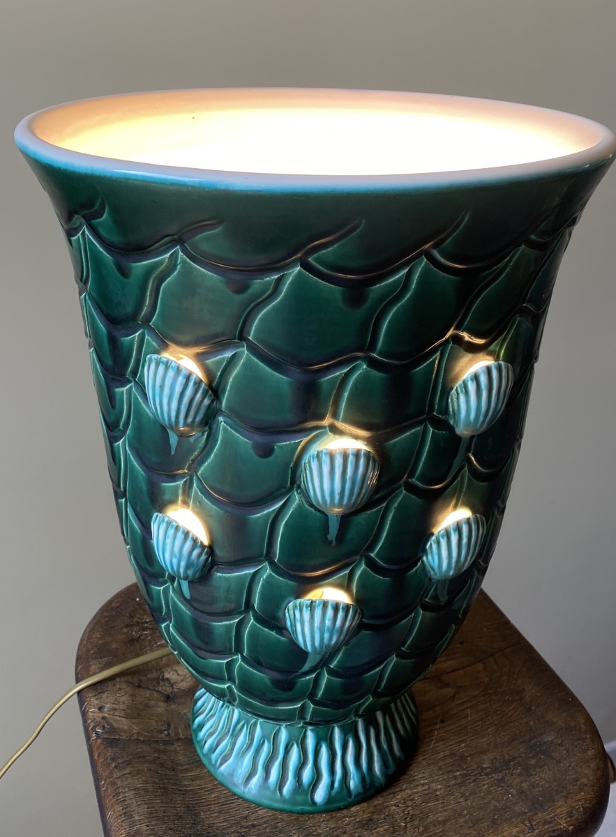 Lampe vasque en céramique émaillée verte et blanche milieu XXème. Décor coquillages et vagues. 