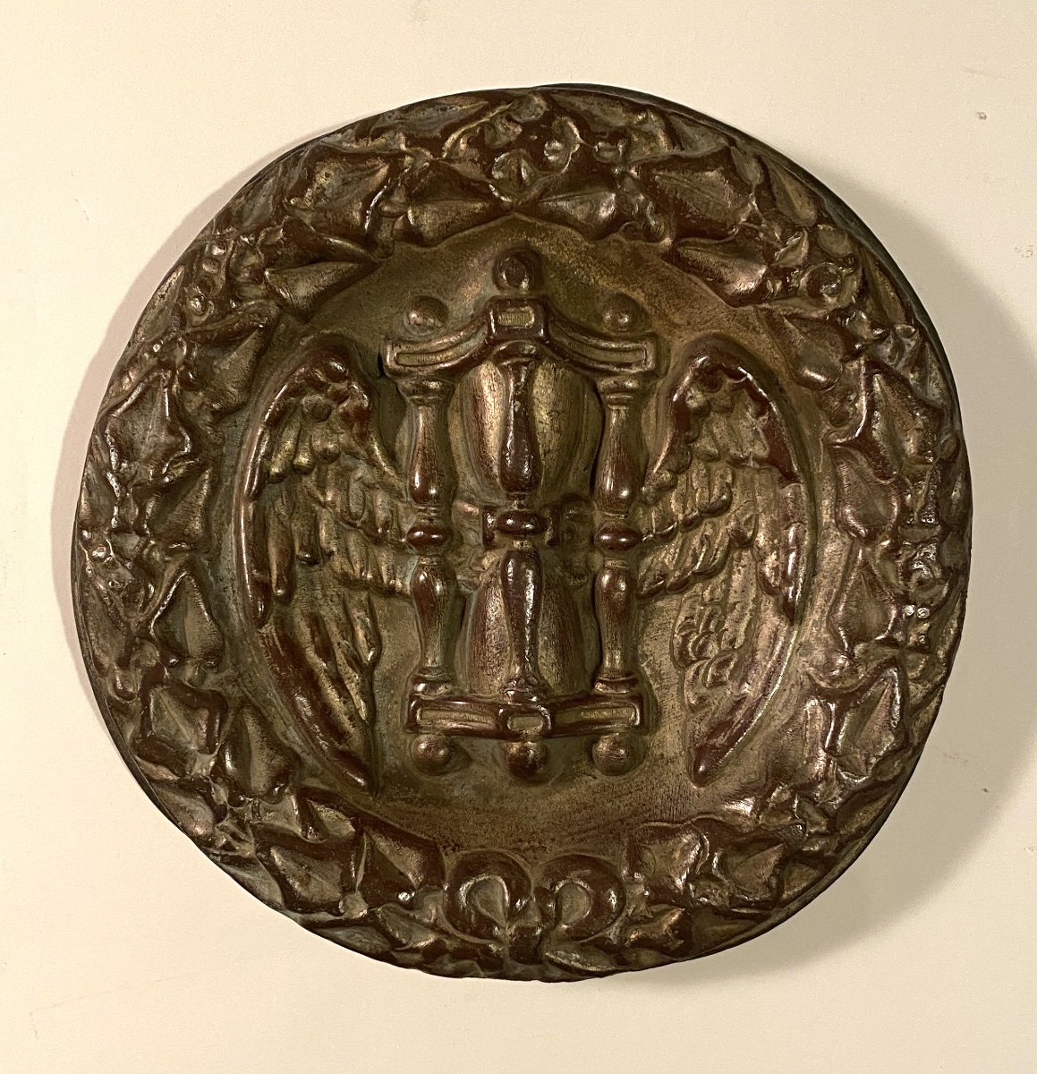Large 19th Patinated Bronze Medallion. “tempus Fugit.” Winged Hourglass And Ivy Wreath. -photo-3