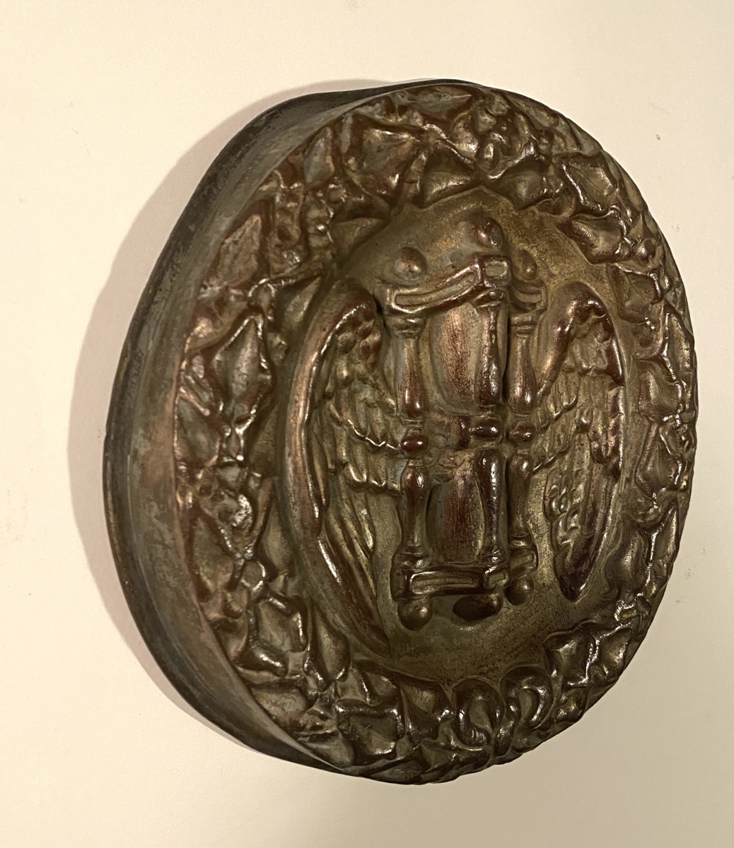 Large 19th Patinated Bronze Medallion. “tempus Fugit.” Winged Hourglass And Ivy Wreath. -photo-4