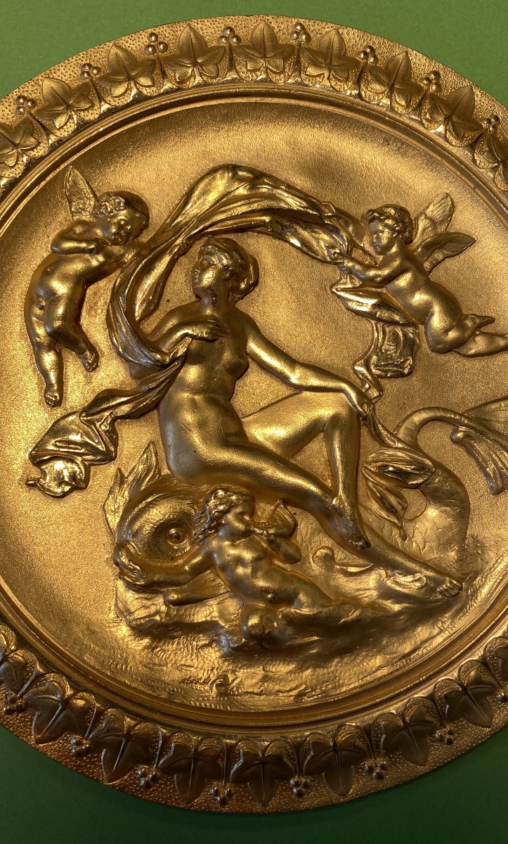 “Le triomphe d’Amphitrite”. Médaillon décoratif XIXème en laiton doré à l’or. -photo-2