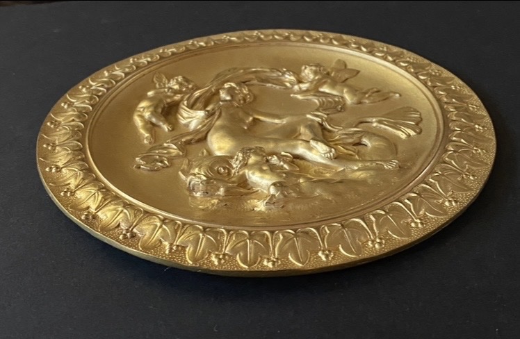 “Le triomphe d’Amphitrite”. Médaillon décoratif XIXème en laiton doré à l’or. -photo-3