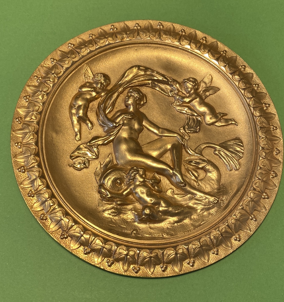 “Le triomphe d’Amphitrite”. Médaillon décoratif XIXème en laiton doré à l’or. 