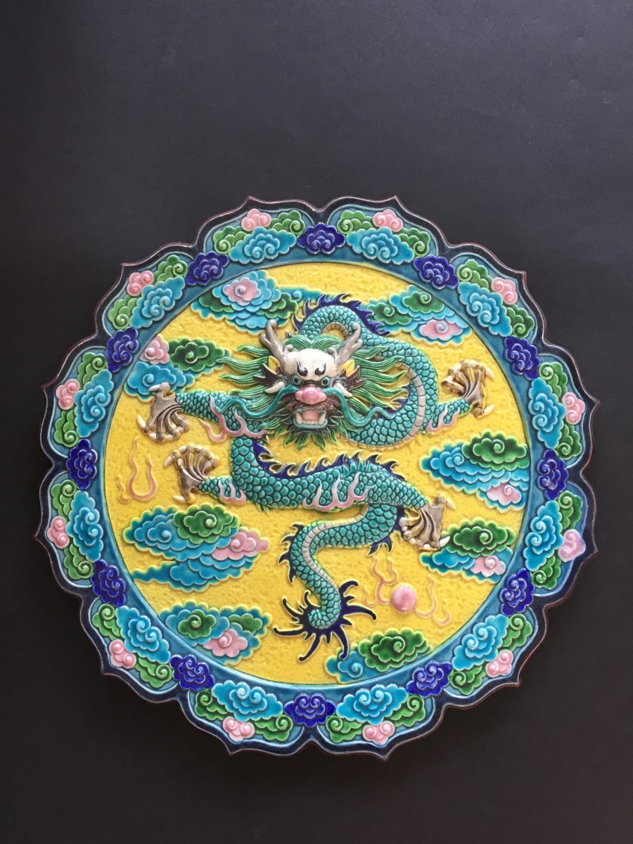 Plaque Polylobée en Céramique émaillée. Dragon. Chine XXème.