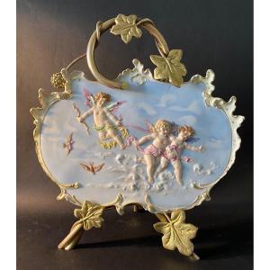 Plaque En Porcelaine style Louis XV sur chevalet en bronze. XIXème.  Angelots, Amours Et Oiseaux. 