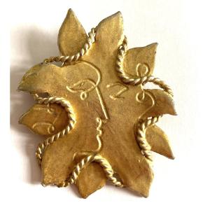 J. Cocteau. Broche profil d’Apollon gravé sur un soleil stylisé. Métal doré. Monnaie de Paris.