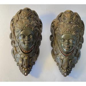 Paire de coins de billard en bronze à patine brune XIXème. Nubiens, éléphants et perroquets. 