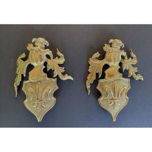 Bronzes d’ornement XIXème. Blason, heaume panaché et fleur de lys. 