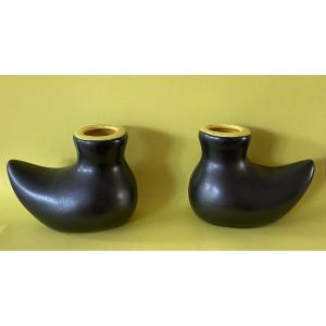 Paire de bougeoirs en céramique émaillée noire et jaune. France milieu XXème. 