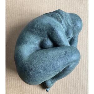 Edmond Gintoli. Nu féminin endormi. Terre cuite à patine verte. XXème.