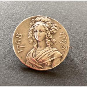 “Charlotte Corday 1768-1793”. Broche en argent XIXème. Monogramme E. T. 