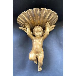 Sellette d’applique XIXème. Angelot et coquille en bois sculpté et doré . 