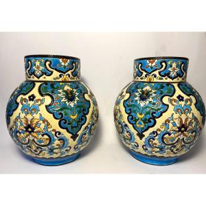 Paire de vases en faïence émaillée. Vieux Bordeaux. Décor orientaliste. Circa 1880.