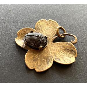 Pendentif Art Nouveau. Trèfle à quatre feuilles et scarabée. 
