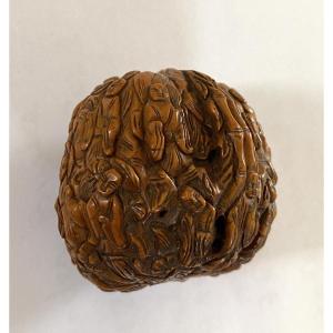 Noix sculptée. Chiné XIXème. Décor Moines  Luohan, lotus et bambous. 