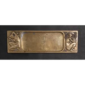 Plateau Art Nouveau en bronze fin XIXème. Décor en bas relief. Pomone et Flore. 