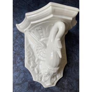 Sellette en porcelaine blanche début XIXème. Cygne aux ailes déployées. 