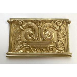Plaque en bronze doré début XXème. Décor cols de cygne sur une coupe et feuilles d’acanthe.