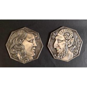 Paire de médaillons Art Déco en bronze argenté début XXème.  Faune et nymphe. 