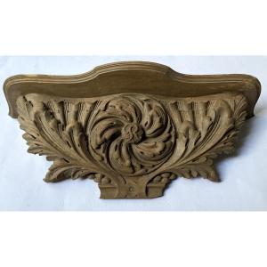 Console/ sellette murale en bois sculpté XIXème. Feuilles d’acanthe et monogramme central R. 