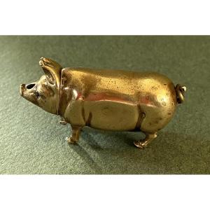 Petit Pyrogène de poche XIXème en laiton. Sujet animalier.  Cochon