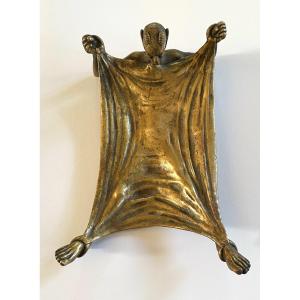 Vide poche. Porte cartes. Plateau en bronze XIXème. Diable couché se drapant.