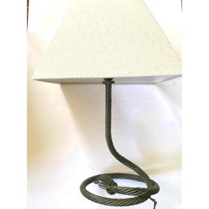 Pied de lampe en métal forgé en trompe-l’œil de corde nouée. Patine gris-vert. Années 80.