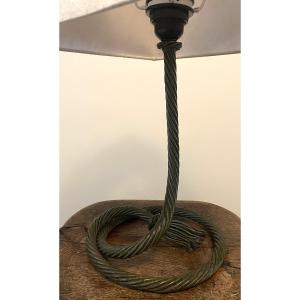Pied de lampe en métal forgé en trompe-l’œil de corde nouée. Patine gris-vert. Années 80.