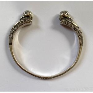 Arthus Bertrand pour le Louvre. Bracelet jonc ouvert en argent. Décor têtes de canards.