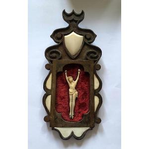 Art populaire XIXème. Crucifix. Bois sculpté, os et velours.
