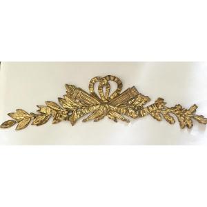 Bronze décoratif de style Louis XVI. Carquois, flambeau, tiges de chêne et de laurier noués.