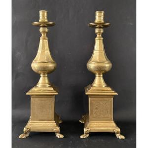 Paire de bougeoirs en bronze XIXème. Pieds griffes et décor gravé. 