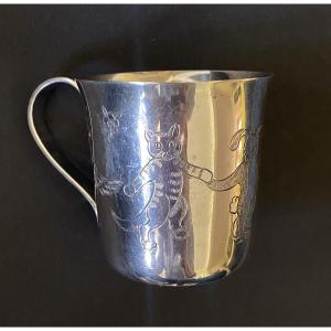 Tiffany & Co. Timbale pour enfant en argent massif. Décor animalier gravé main. 