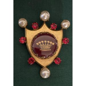 Henry à la pensée. Broche en forme d’écusson. Couronne comtale. Métal doré, perles et strass.