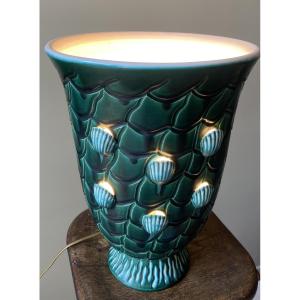 Lampe vasque en céramique émaillée verte et blanche milieu XXème. Décor coquillages et vagues.