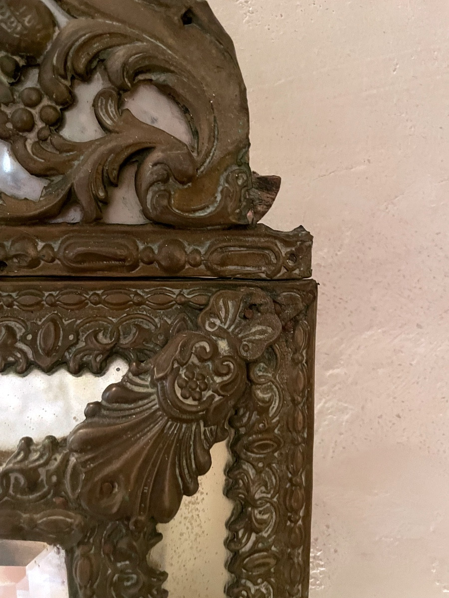 Miroir à parcloses en laiton repoussé de style Louis XIV d'époque XIX ème -photo-1