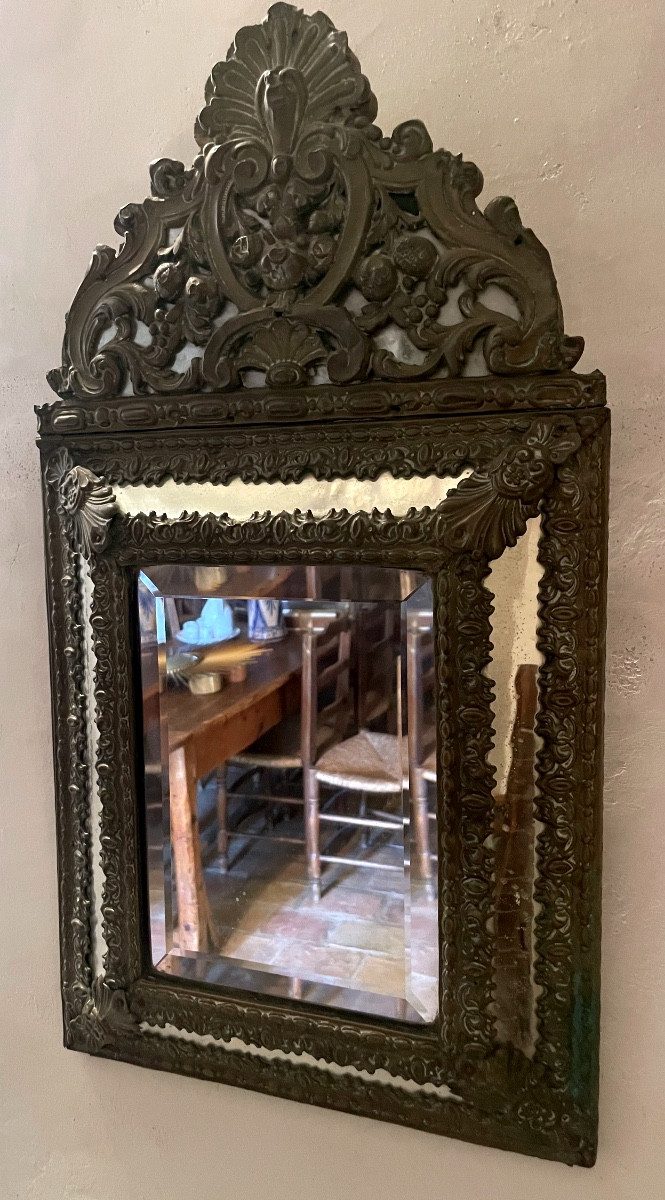 Miroir à parcloses en laiton repoussé de style Louis XIV d'époque XIX ème 