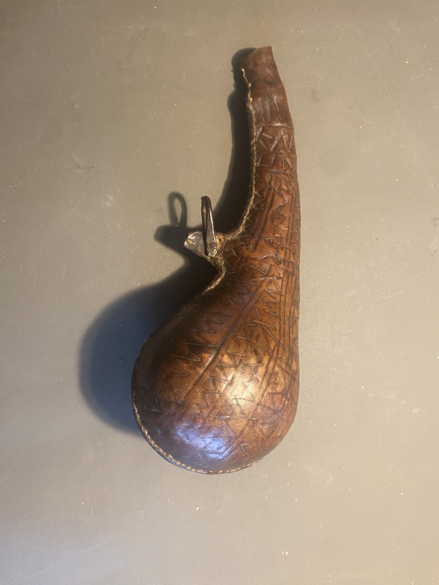 une poire à poudre originaire d'IRAN elle nous arrive de la fin du XIX ° siècle