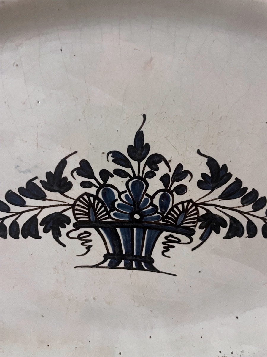 Grand plat ovale en faïence cul noir – Décor au panier fleuri – XVIIIe/XIXe siècle-photo-2