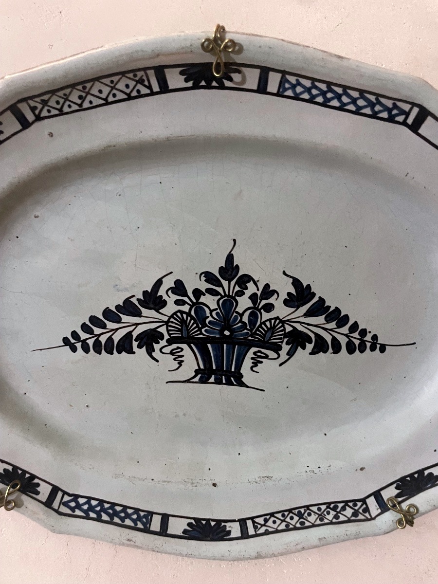 Grand plat ovale en faïence cul noir – Décor au panier fleuri – XVIIIe/XIXe siècle-photo-3