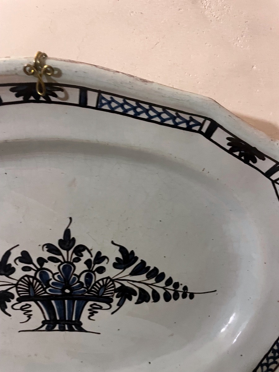Grand plat ovale en faïence cul noir – Décor au panier fleuri – XVIIIe/XIXe siècle-photo-4