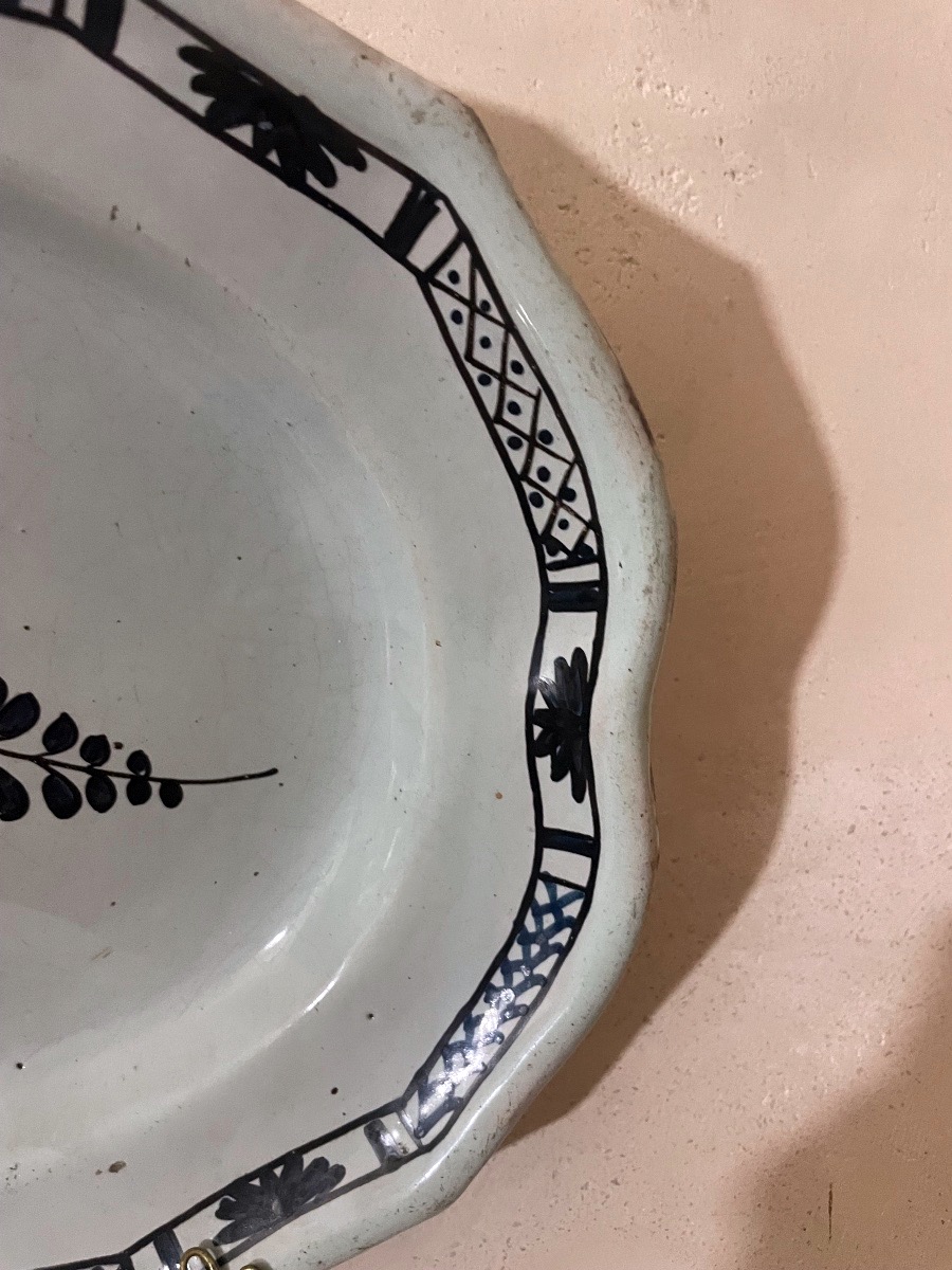 Grand plat ovale en faïence cul noir – Décor au panier fleuri – XVIIIe/XIXe siècle-photo-3
