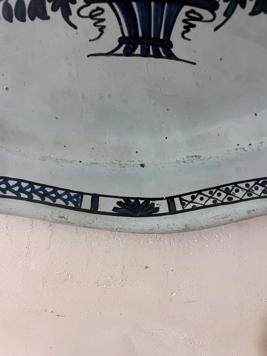Grand plat ovale en faïence cul noir – Décor au panier fleuri – XVIIIe/XIXe siècle-photo-4