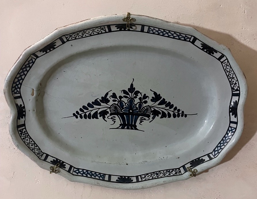 Grand plat ovale en faïence cul noir – Décor au panier fleuri – XVIIIe/XIXe siècle