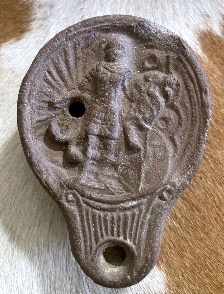 Lampe à huile romaine en terre cuite à décor d'un personnage militaire et d'un lion  IIe siècle