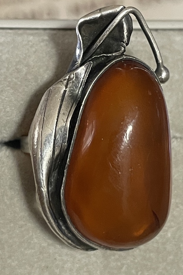 Bague en argent 925 et cabochon d'ambre – inspiration Art nouveau