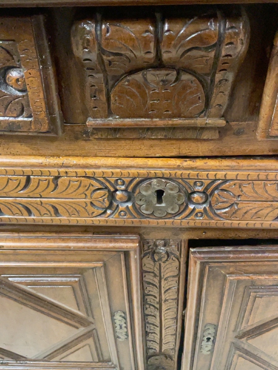 Buffet à retrait  Renaissance en noyer sculpté – XVIIe siècle-photo-2