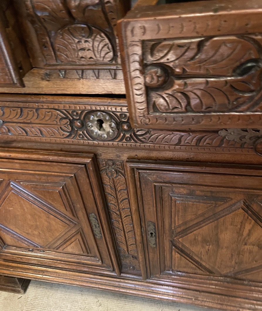 Buffet à retrait  Renaissance en noyer sculpté – XVIIe siècle-photo-1