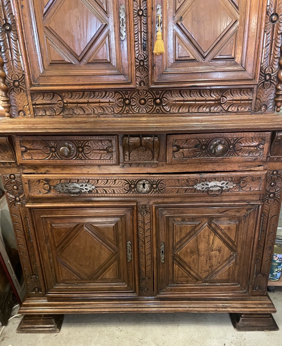 Buffet à retrait  Renaissance en noyer sculpté – XVIIe siècle-photo-3